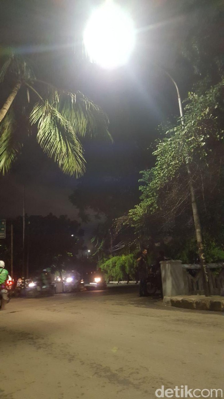 Benderang Lampu Di Tiang Yang Ditabrak Mobil Setya Novanto