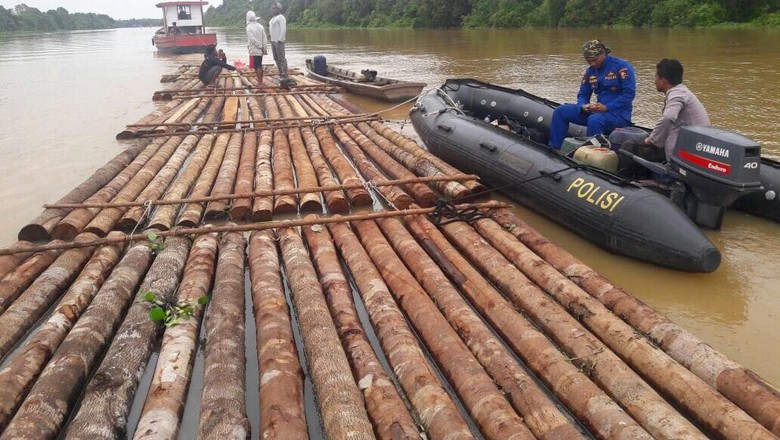 Baharkam Polri Gagalkan Ilegal Logging di Sungai Landak Kalbar Baharkam Polri Gagalkan Ilegal Logging di Sungai Landak Kalbar