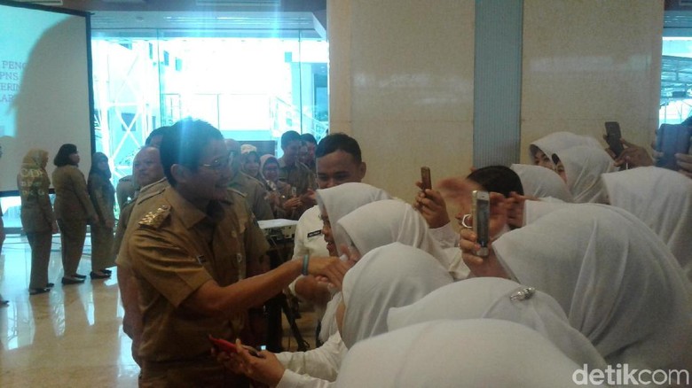 Lantik 861 PNS Pemprov DKI, Sandi: Jangan Berperilaku Koruptif! Lantik 861 PNS Pemprov DKI, Sandi: Jangan Berperilaku Koruptif!