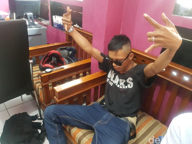 Anak Punk Sukabumi Nyelonong Kantor Polisi Cari Setya Novanto Anak Punk Sukabumi Nyelonong Kantor Polisi Cari Setya Novanto