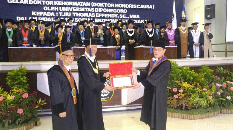 Undip Berikan Anugerah Honoris Causa kepada Bos Charoen Pokphand Undip Berikan Anugerah Honoris Causa kepada Bos Charoen Pokphand