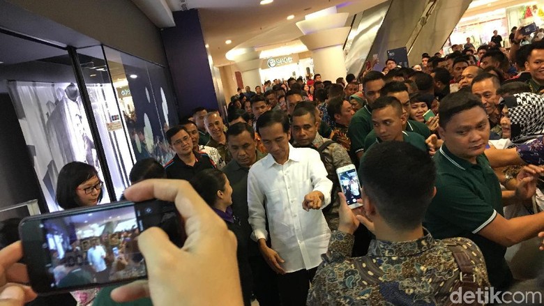 Resahnya Jokowi Menunggu Cucu di Mal Resahnya Jokowi Menunggu Cucu di Mal