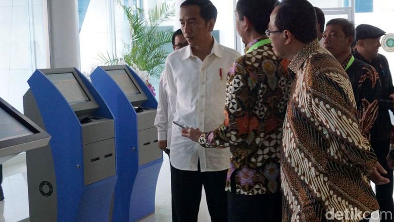 Jokowi Bagikan 1.268 KIP ke Pelajar Langkat Sumut
