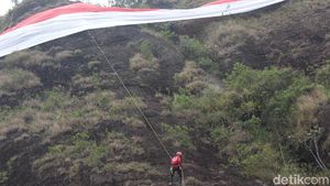 Pesona Tebing Batu Raksasa dan Kebunan Teh di Batu Tumpang Garut