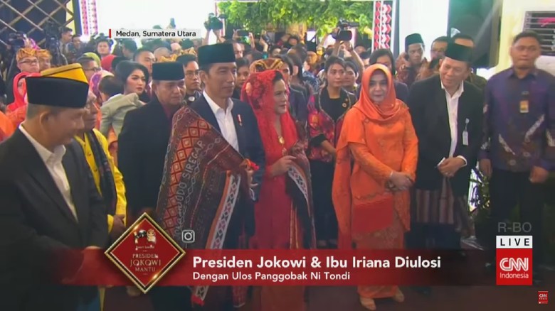 Jokowi dan Iriana Diulosi dengan Ulos Panggobak Ni Tondi Jokowi dan Iriana Diulosi dengan Ulos Panggobak Ni Tondi