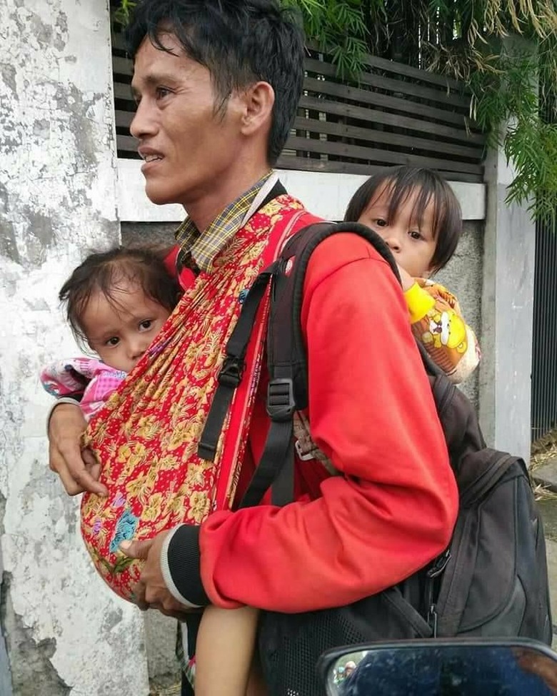 Sudinsos Jakut: Bapak Gendong 2 Anak yang Viral Tinggal di Jakarta Sudinsos Jakut: Bapak Gendong 2 Anak yang Viral Tinggal di Jakarta
