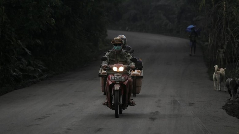 Hati-hati Abu Vulkanik, Tutup Kaca Helm atau Gunakan Kacamata Hati-hati Abu Vulkanik, Tutup Kaca Helm atau Gunakan Kacamata
