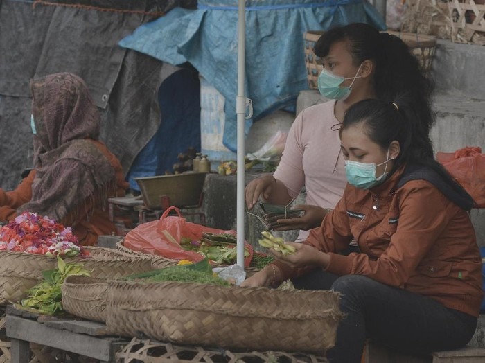 Sejumlah pedagang di sekitar Gunung Agung memakai masker untuk melindungi diri mereka dari abu vulkanik. (Foto: Dok. Antara Foto) Sejumlah pedagang di sekitar Gunung Agung memakai masker untuk melindungi diri mereka dari abu vulkanik. (Foto: Dok. Antara Foto)