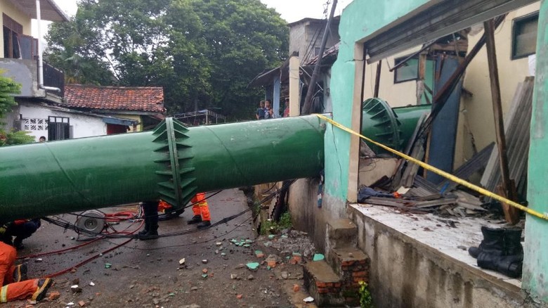 Lokasi Tower BTS yang Roboh di Cipayung Dipasang Garis Polisi Lokasi Tower BTS yang Roboh di Cipayung Dipasang Garis Polisi