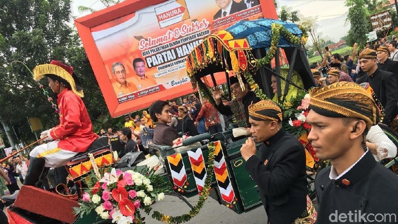 Di Medan, Paspampres Tetap Berbeskap saat Kawal Kirab Kahiyang-Bobby Di Medan, Paspampres Tetap Berbeskap saat Kawal Kirab Kahiyang-Bobby
