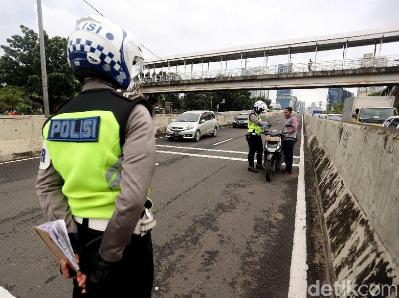 SIM yang Discan Tak Bisa Dijadikan Alat Bukti Pelanggaran SIM yang Discan Tak Bisa Dijadikan Alat Bukti Pelanggaran