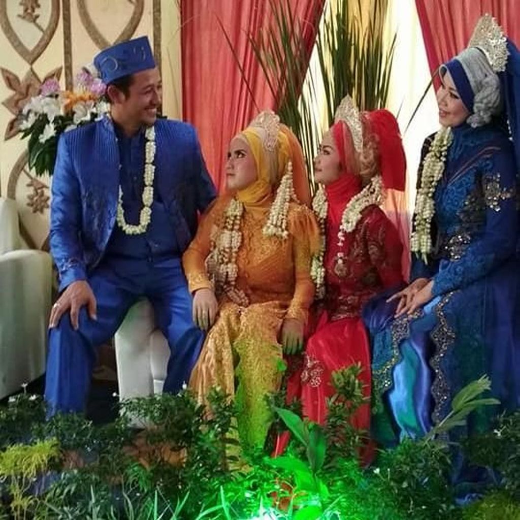 Video Heboh Seorang Pria Nikahi 3 Wanita Sekaligus, Benarkah? Video Heboh Seorang Pria Nikahi 3 Wanita Sekaligus, Benarkah?