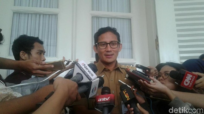 Sandiaga Berniat Jadikan Dewi Persik Duta Tertib Busway Sandiaga Berniat Jadikan Dewi Persik Duta Tertib Busway