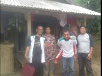 Deni Solang (kopiah) bersama relawan saat membawa bocah yang dikurung dalam kamar.