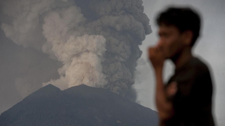 Gunung Agung Erupsi, Penutupan Bandara Bali Diperpanjang 24 Jam Gunung Agung Erupsi, Penutupan Bandara Bali Diperpanjang 24 Jam