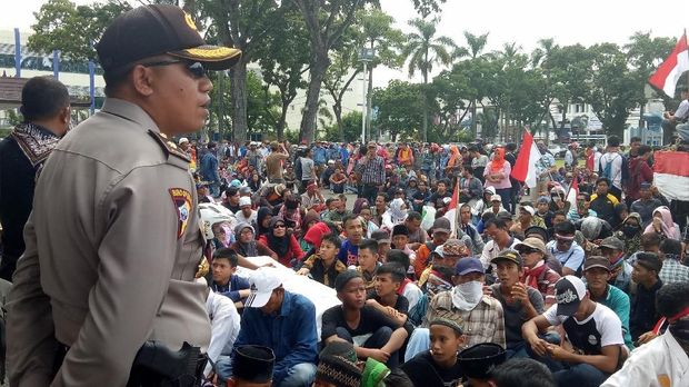 Ingin Tetap Gabung Kota Palembang, Warga Geruduk Kantor Gubernur