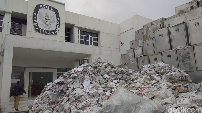 Menggunung, Kotak Suara di KPU Karawang Ditawar Bos Limbah Menggunung, Kotak Suara di KPU Karawang Ditawar Bos Limbah