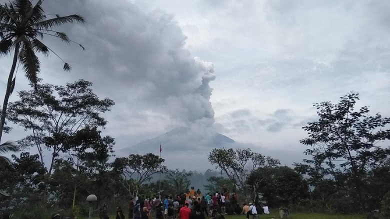 Gunung Agung Meletus, Batu Panas Hujani Desa Dukuh