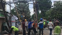 Pohon Tumbang Timpa 3 Kios di Kemayoran
