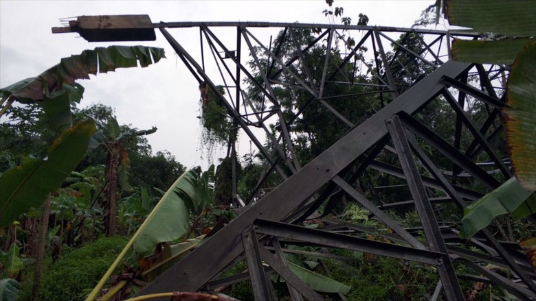 SUTET Roboh di Sukabumi, PLN Upayakan Listrik Normal Minggu Depan SUTET Roboh di Sukabumi, PLN Upayakan Listrik Normal Minggu Depan