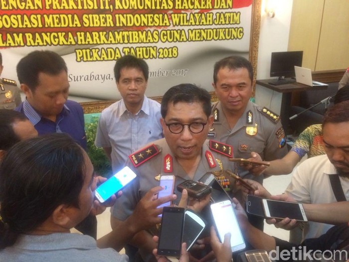 Kapolda Jatim Irjen Pol Machfud Arifin (Rois Jajeli/detikINET) Kapolda Jatim Irjen Pol Machfud Arifin (Rois Jajeli/detikINET)
