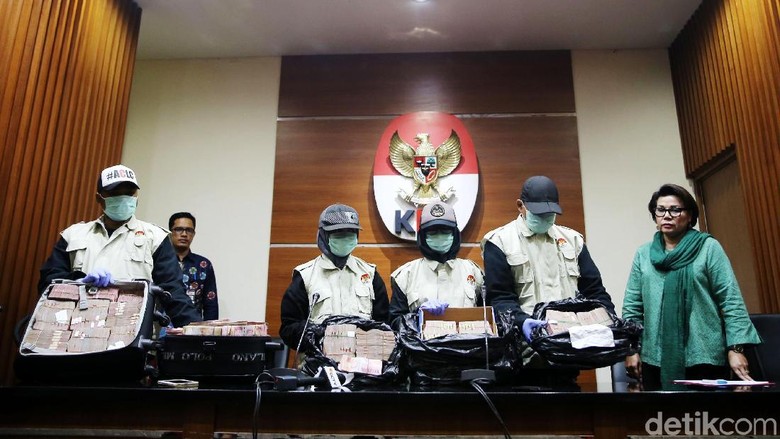 Foto: KPK Tunjukkan Duit Cash Rp 4,7 M dari OTT di Jambi Foto: KPK Tunjukkan Duit Cash Rp 4,7 M dari OTT di Jambi