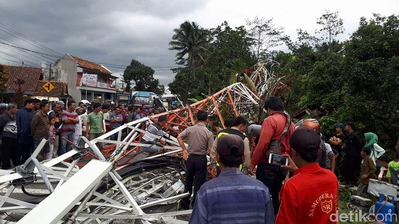 Angin Kencang Robohkan Tower BTS di Brebes Angin Kencang Robohkan Tower BTS di Brebes