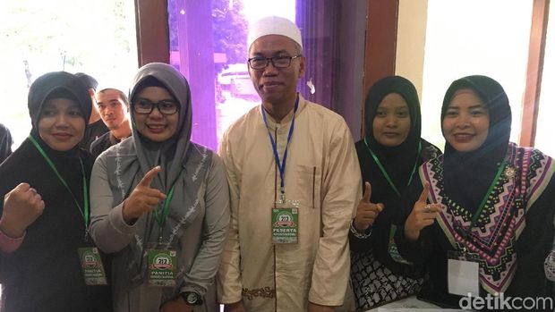 Berbaju Koko dan Kopiah Putih, Buni Yani Tiba di Kongres 212