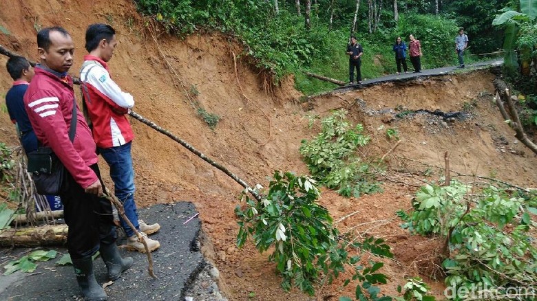 Jalan Ambrol Karena Longsor, Akses 4 Desa di Purworejo Terputus Jalan Ambrol Karena Longsor, Akses 4 Desa di Purworejo Terputus