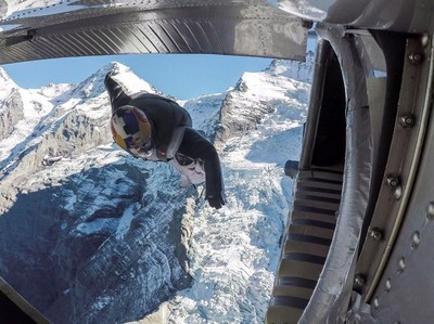 Foto: Atraksi Bahaya, Terjun Masuk ke Pesawat di Ketinggian 4.000 Meter
