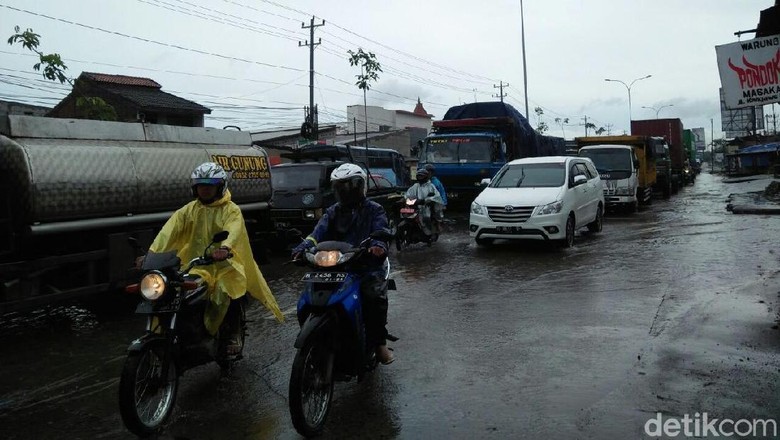 Ada Genangan di Pantura, Arus Lalin Demak-Semarang Padat Ada Genangan di Pantura, Arus Lalin Demak-Semarang Padat