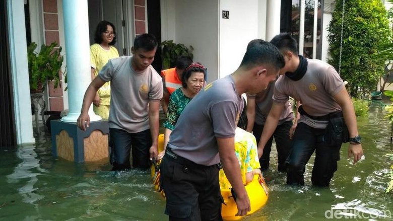 Tanggul Pantai Sari Pekalongan Jebol, Air Laut Rendam Pemukiman Tanggul Pantai Sari Pekalongan Jebol, Air Laut Rendam Pemukiman