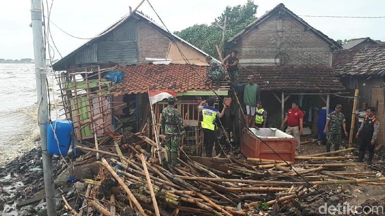 8 Rumah Di Pesisir Pantai Jepara Rusak Diterjang Gelombang Tinggi 8 Rumah Di Pesisir Pantai Jepara Rusak Diterjang Gelombang Tinggi