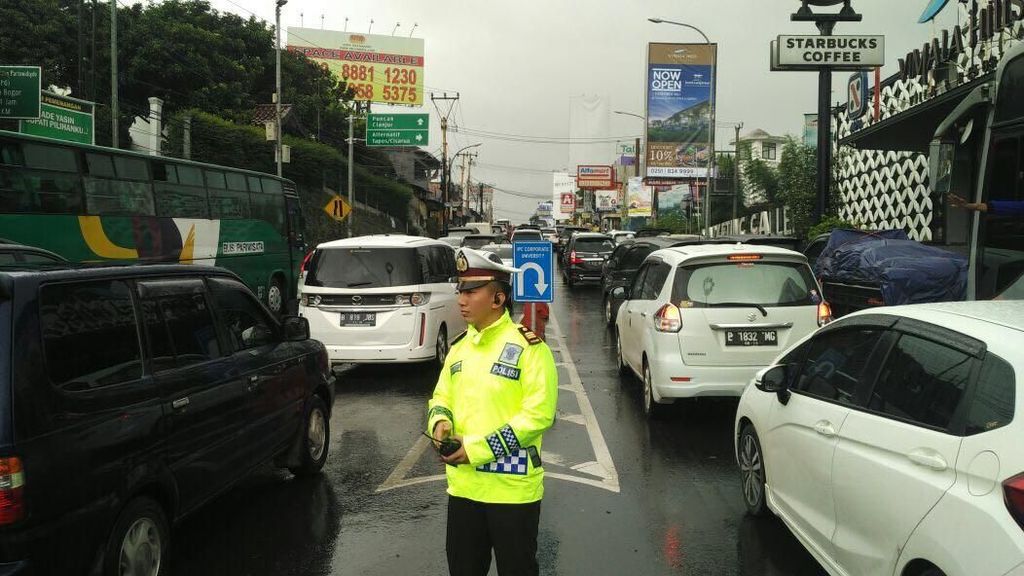 Polisi: Cuaca Puncak Ekstrem, Lalin Macet 7 Km Polisi: Cuaca Puncak Ekstrem, Lalin Macet 7 Km