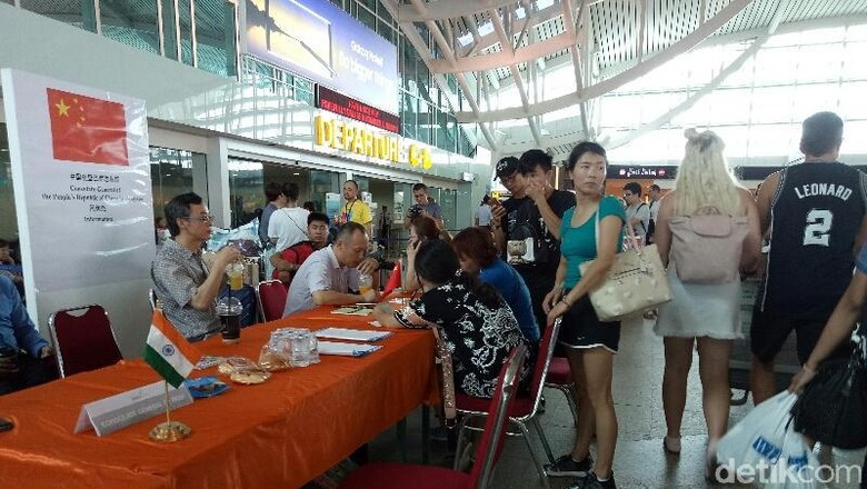 Suasana turis di Bandara Ngurah Rai Bali (Ardian/detikTravel) Suasana turis di Bandara Ngurah Rai Bali (Ardian/detikTravel)