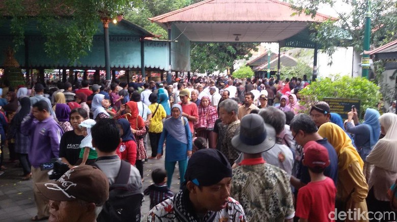 Gerebeg Maulud, Ribuan Warga Berkumpul Sejak Pagi di Keraton Yogya Gerebeg Maulud, Ribuan Warga Berkumpul Sejak Pagi di Keraton Yogya