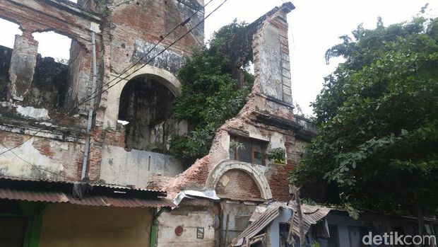 Tembok Kuno di Semarang Roboh Timpa Rumah Warga, 1 Orang Tewas