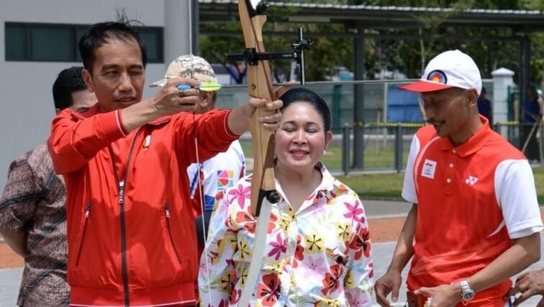 Jokowi Unjuk Kebolehan Memanah di Depan Titiek Soeharto Jokowi Unjuk Kebolehan Memanah di Depan Titiek Soeharto
