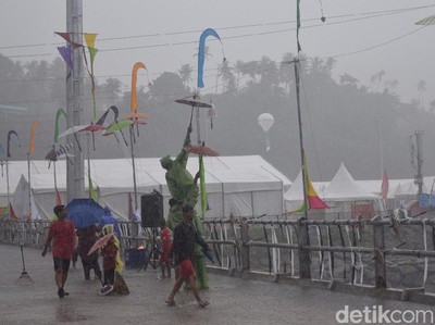Kehujanan di Sail Sabang, Pengunjung Lakukan Hal Tak Terduga Kehujanan di Sail Sabang, Pengunjung Lakukan Hal Tak Terduga