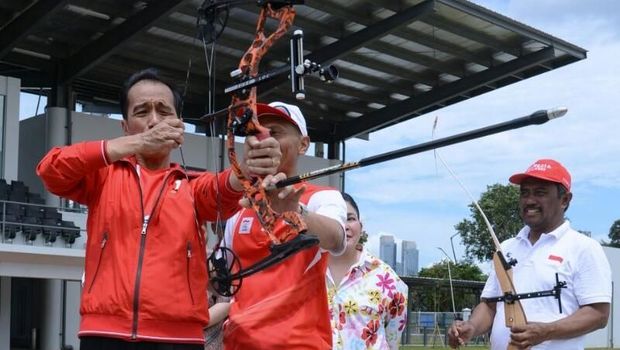 Jokowi memanah di depan Titiek Soeharto.