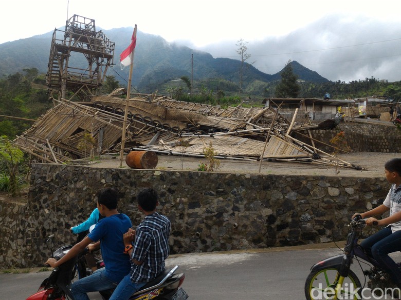 Bangunan di Lokasi Wisata Lereng Merapi Roboh Disapu Angin Ribut Bangunan di Lokasi Wisata Lereng Merapi Roboh Disapu Angin Ribut