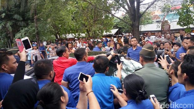 Jokowi memberikan kaos ke warga sebelum meninggalkan lokasi.