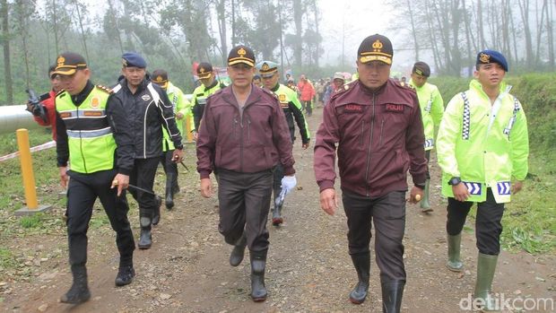 Anggota Polres Bandung Tanami 425 Hektare Lahan Perhutani yang Rusak