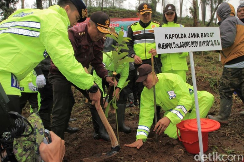 Anggota Polres Bandung Tanami 425 Hektare Lahan Perhutani yang Rusak