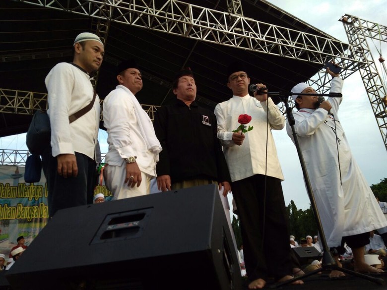 Di Reuni 212, Anies Baswedan Berikan Bunga kepada Kaum Difabel Di Reuni 212, Anies Baswedan Berikan Bunga kepada Kaum Difabel