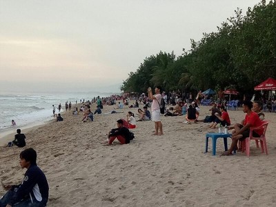 Gunung Agung Erupsi, Turis Asing Tetap Ramai Kunjungi Kuta Gunung Agung Erupsi, Turis Asing Tetap Ramai Kunjungi Kuta