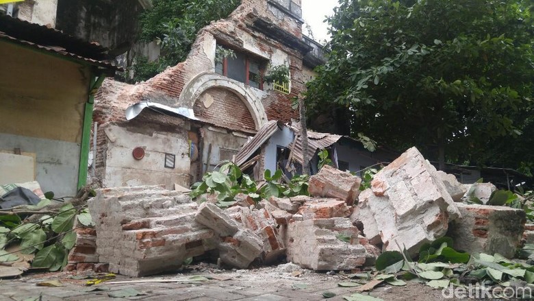 Tembok Kuno di Semarang Roboh Timpa Rumah Warga, 1 Orang Tewas Tembok Kuno di Semarang Roboh Timpa Rumah Warga, 1 Orang Tewas