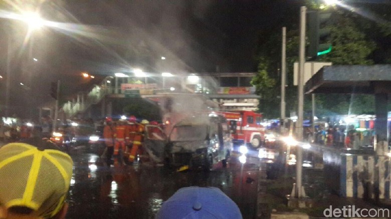 Mobil Angkot Terbakar Hangus di Dekat Stasiun Jatinegara Mobil Angkot Terbakar Hangus di Dekat Stasiun Jatinegara