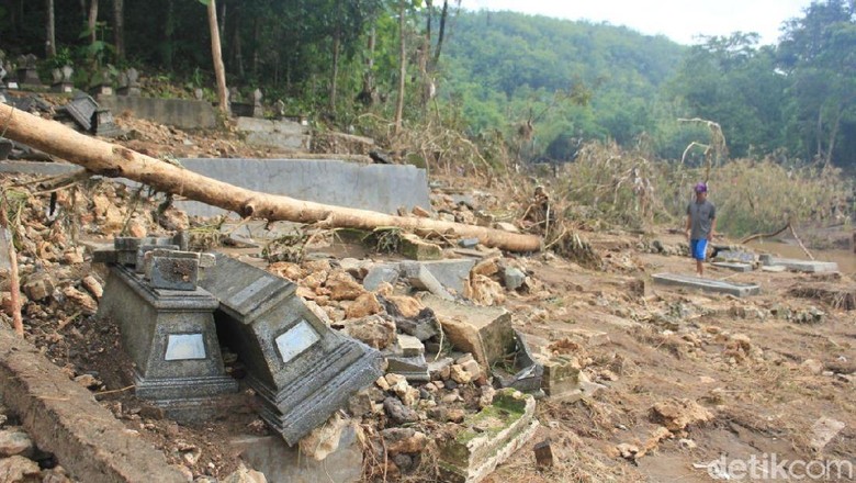 Penampakan Makam Jolok di Bantul Porak-poranda Diterjang Banjir