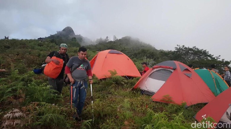 Kepuasan Atlet Difabel Gapai Puncak Gunung Sesean di Toraja
